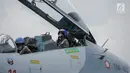 KSAD Jenderal TNI Andika Perkasa bersiap dalam Sukhoi Su-30 sebelum joy flight di Lanud Halim Perdanakusuma, Jakarta, Jumat (5/4). Joy flight dilakukan untuk mendapatkan wing penerbang kehormatan dari KSAU Marsekal TNI Yuyu Sutisna. (Liputan6.com/FaizalFanani)