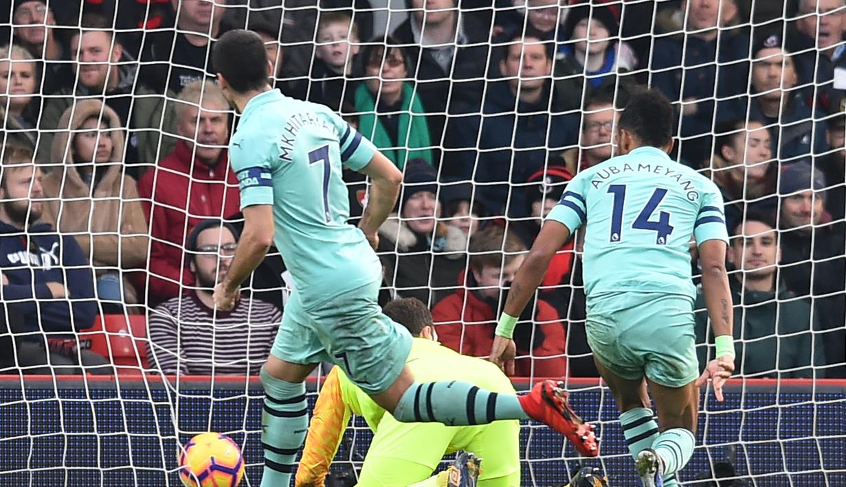 Gol kedua Arsenal berhasil dicetak sang penyerang andalan, Aubameyang pada menit ke-67 pada laga lanjutan Premier League yang berlangsung di stadion Dean Court, Inggris, Minggu (25/11).  Arsenal menang 2-1. (AFP/Glyn Kirk)