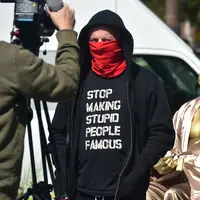 Seniman Plastic Jesus berpose dekat patung produser film, Harvey Weinstein yang dipajang dekat lokasi ajang Piala Oscar atau Academy Awards ke 90 di Hollywood, Kamis (1/3). Patung tersebut berwajah dan berukuran seperti Weinstein. (Frederic J. BROWN/AFP)