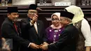 Ketua DPD RI terpilih Oesman Sapta Odang bersama dua orang Wakil Ketua Nono Sampono dan Darmayanti Lubis mengangkat palu sidang usai pelantikan Pimpinan DPD RI di Komplek Parlemen, Senayan, Jakarta, Selasa (4/4). (Liputan6.com/Johan Tallo)