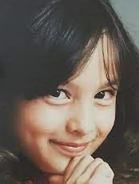 Kekasih Rob Clinton ini memiliki paras lucu sedari kecil. Kelucuan Chelsea Islan ini membuat foto lawasnya berhasil bikin gemas. Foto masa kecil Chelsea Islan dengan berpose topang dagu ini banjir pujian. (Liputan6.com/IG/chelseaislan)