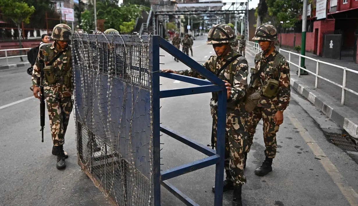 Warga diminta tetap berada di rumah kecuali untuk keperluan mendesak. (Pedro Pardo/AFP)