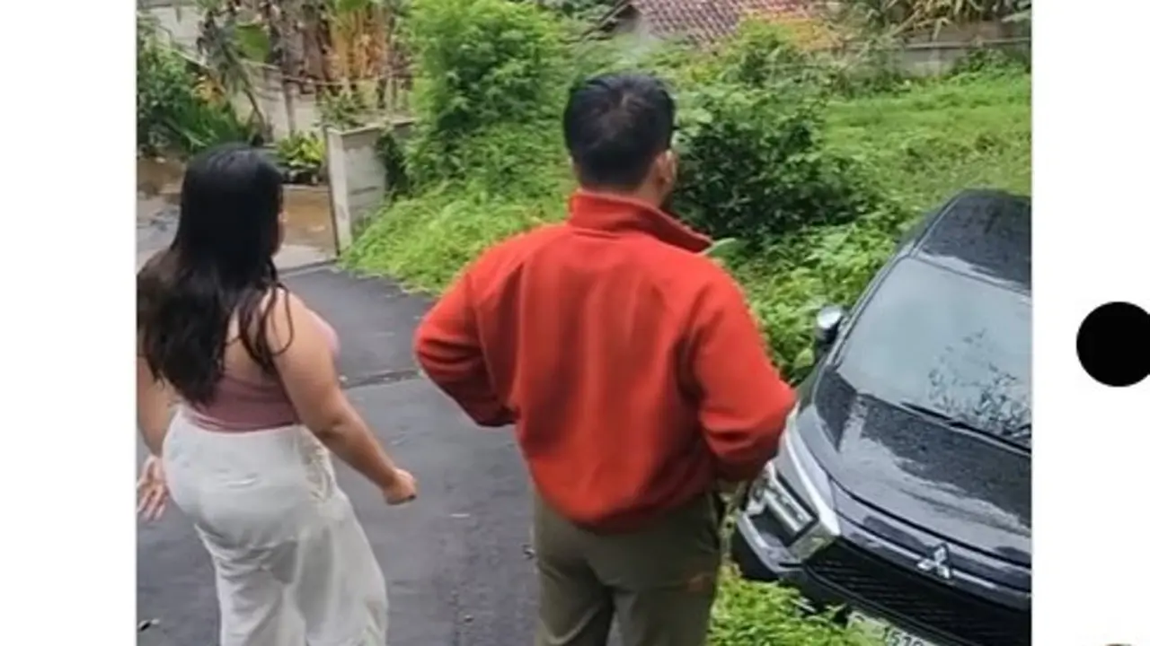 Mobilnya Tersangkut di Parit, Pengemudinya Malah Kena Body Shaming Warganet