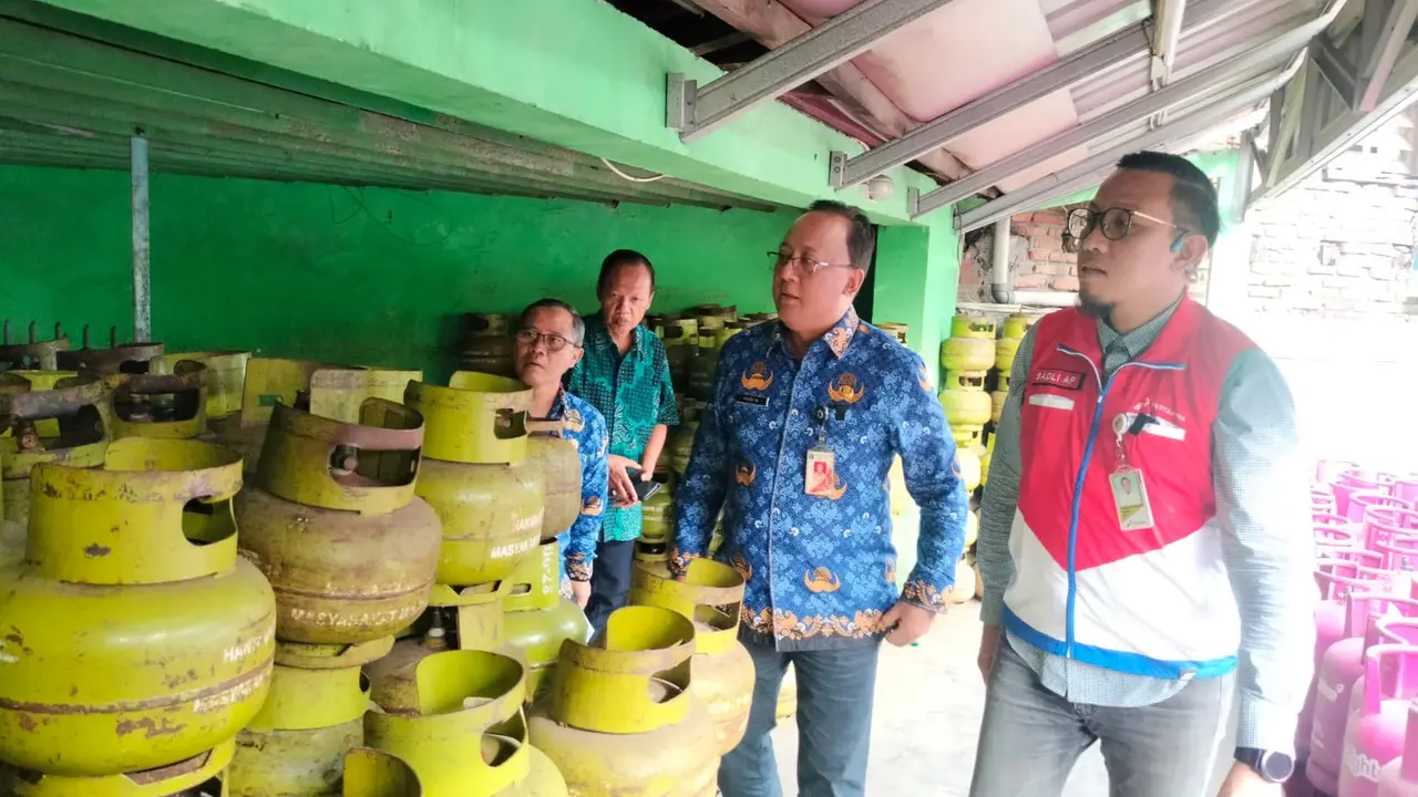 Dinas Tenaga Kerja Transmigrasi dan Energi (Disnakertransgi) melakukan monitoring ketersediaan stok dan pendistribusian LPG tabung 3 kg