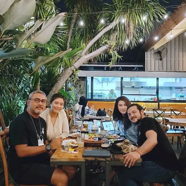 5 Potret Kompak Ramon Y Tungka dan Qory Sandioriva Bersama Pasangan