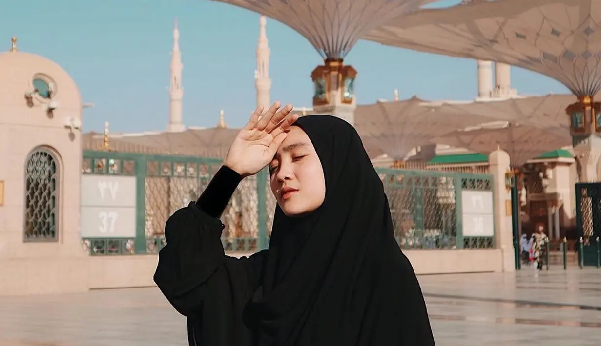 Tak cuma menawan dengan balutan fashion trendi, Febby Rastanty juga makin anggun dalam balutan hijab. Ini dapat dilihat dari unggahannya saat melakukan ibadah umrah. (Liputan6.com/IG/@febbyrastanty)