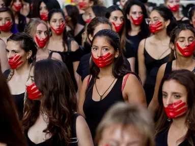 Sejumlah wanita melukis wajah mereka saat mengikuti peringatan Hari Perempuan Internasional di Santiago, Chili, Jumat (8/3). Hari Perempuan Internasional diperingati oleh jutaan orang di seluruh dunia. (AP Photo/Esteban Felix)