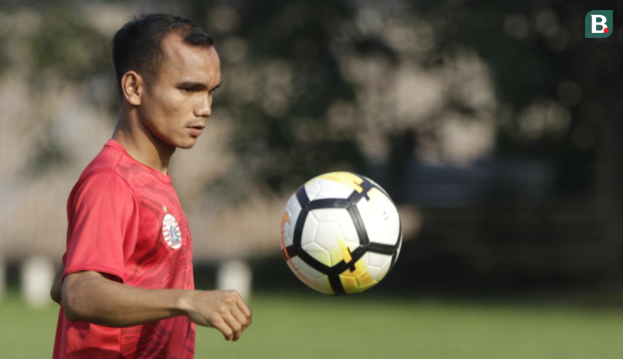Pemain Persija Jakarta, Riko Simanjuntak, saat mengikuti sesi latihan jelang laga Liga 1 di Lapangan Sutasoma, Jakarta, Jumat (07/12). Persija akan berhadapan dengan Mitra Kukar. (Bola.com/M Iqbal Ichsan)