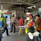 Satlantas Polrestro Depok memberikan masker kepada warga di Stasiun Depok Baru. (Foto: Istimewa)