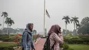 Bendera setengah tiang berkibar di Kabupaten Siak, Riau, Kamis (12/9/2019). Pengibaran bendera setengah tiang itu dilakukan sebagai Hari Berkabung Nasional selama tiga hari ke depan untuk menghormati almarhum Presiden ke-3 Indonesia BJ Habibie. (Liputan6.com/Faizal Fanani)