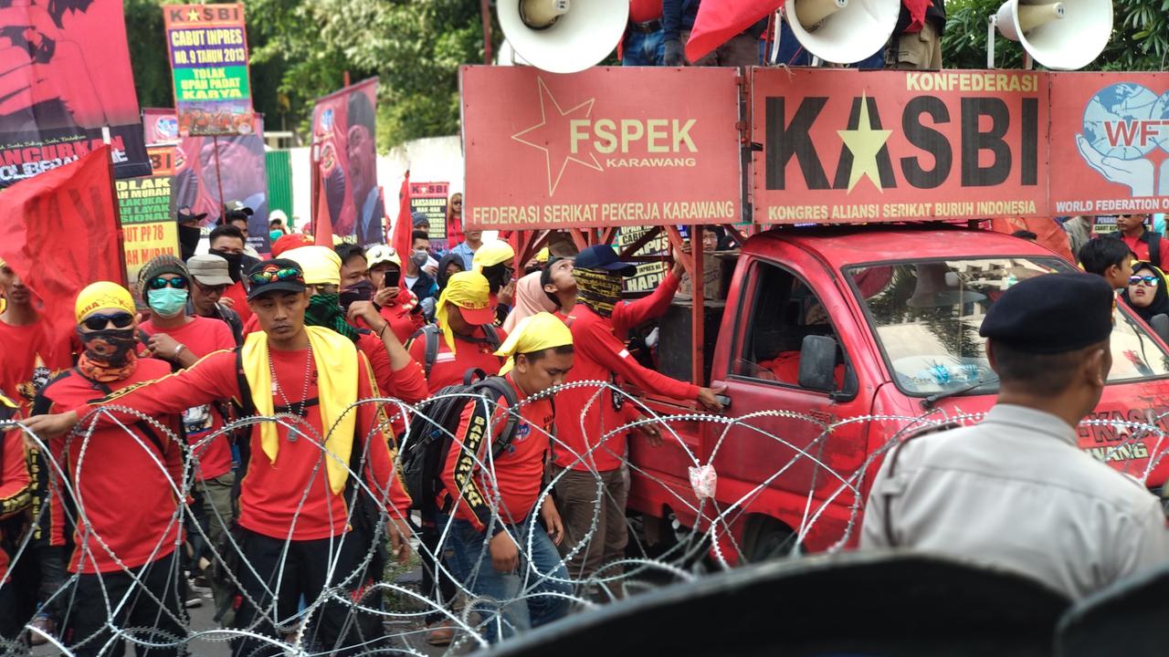 Massa buruh dari Kongres Aliansi Serikat Buruh Indonesia (KASBI) memanas lantaran tidak bisa masuk kawasan Bundaran HI. (Liputan6.com/Putu Merta Surya Putra)