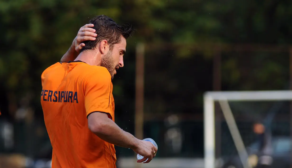 Gelandang Persipura, Robertino Pugliara mengusap kepala saat berlatih di Lapangan C Senayan, Jakarta, Selasa (5/5/2015). Latihan tersebut merupakan persiapan jelang AFC 2015 di Bengaluru, India, 12 Mei mendatang. (Liputan6.com/Helmi Fithriansyah)