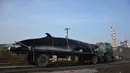 Truk kontainer tampak membawa bangkai ikan paus ke pabrik pembekuan. Paus dengan panjang sekitar 8,9 meter dan berat 3,9 ton ditemukan mati terdampar di pinggiran pantai dekat kota Rizhao, provinsi Shandong, China, 30 November 2015. (shanghaiist.com)