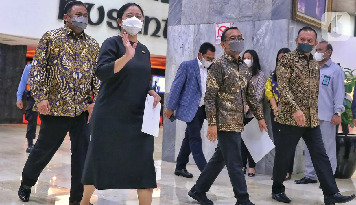 Ketua DPR Puan Maharani bersama Menteri Sekretariat Negara Pratikno, Wakil Ketua DPR Rachmad Gobel (kiri) dan Lodewijk F. Paulus bersiap memberikan keterangan pers tentang Surat Presiden penunjukan Panglima TNI di Media Center DPR,  Senayan, Jakarta, Senin (28/11/2022). Presiden Joko Widodo menunjuk Kepala Staf Angkatan Laut (KSAL) Laksamana TNI Yudo Margono sebagai calon Panglima TNI menggantikan Jenderal Andika Perkasa yang akan memasuki masa pensiun. (Liputan6.com/Angga Yuniar)