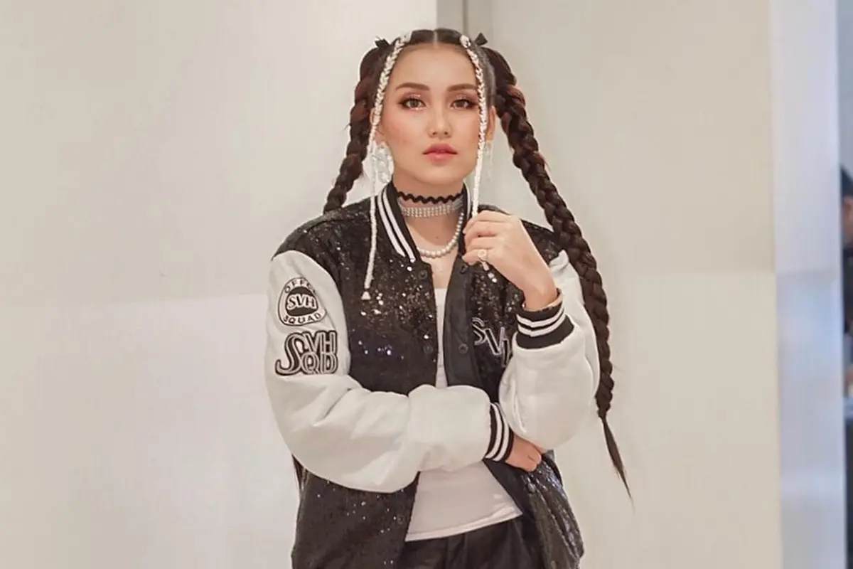 FOTO: Gaya Ayu Ting Ting saat Rambutnya Dikucir Dua, Bak ABG