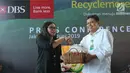Executive Director Head of GSMC PT Bank DBS Indonesia Mona Monika memberikan cinderamata kepada Direktur Pengelolaan Sampah Kementerian LHK Novrizal Tahar pada kampanye Recycle more, Waste less, di Jakarta, Rabu (26/6/2019). (Liputan6.com/Fery Pradolo)