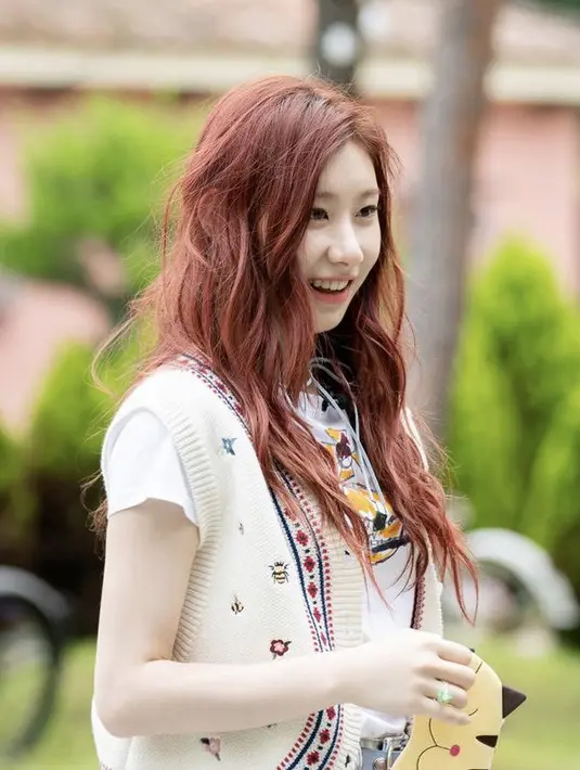 Main dancer ITZY, Chae-ryeong tampak manis mengenakan rompi putih rajut. Dok. Instagram @itzy.all.in.us