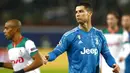 Striker Juventus, Cristiano Ronaldo, saat melawan Lokomotiv Moscow pada laga Liga Champions di RZD Arena, Rabu (6/11). Lokomotiv Moscow takluk 1-2 dari Juventus. (AP/Alexander Zemlianichenko)