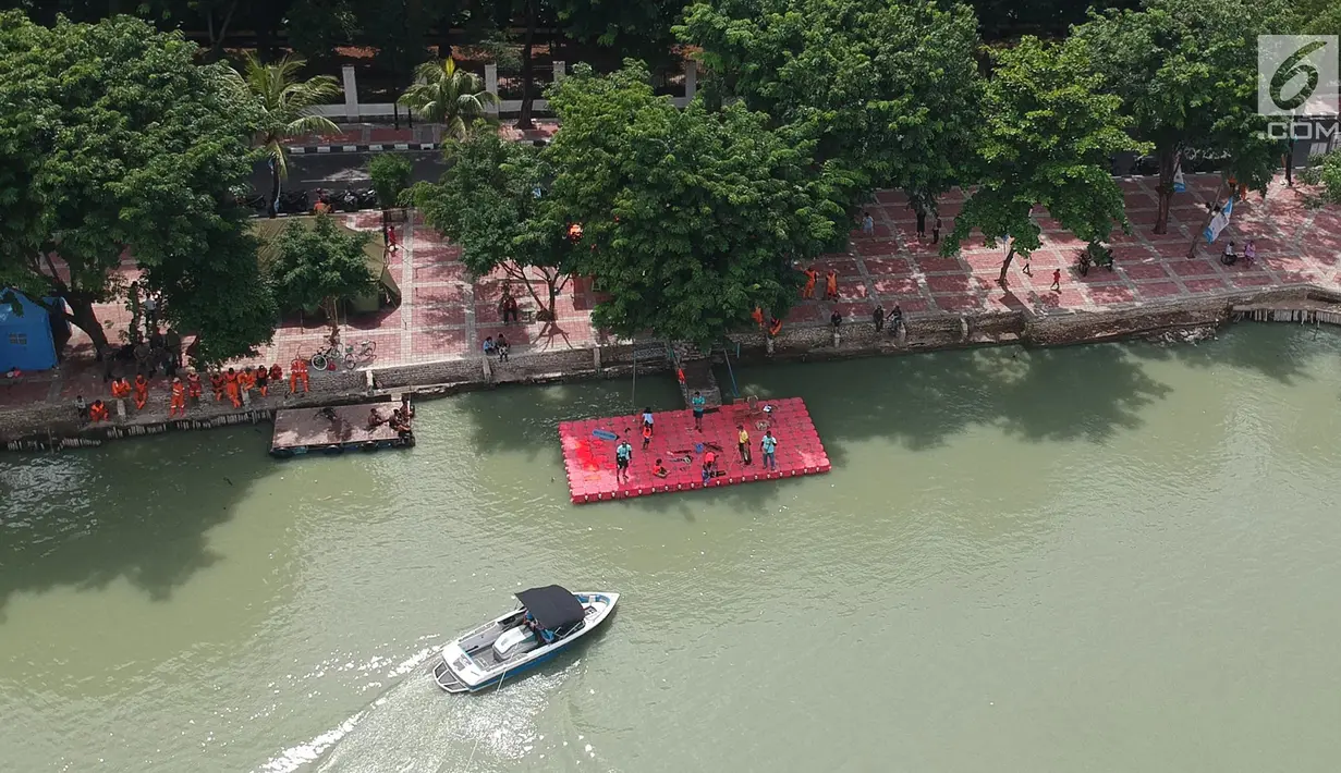 Kondisi kawasan Danau Sunter usai ditertibkan, Jakarta Utara, Jumat (23/2). Menurut rencana, kegiatan ini akan dimeriahkan sejumlah atraksi olahraga air seperti jetski, dayung, dan perahu naga. (Liputan6.com/Arya Manggala)