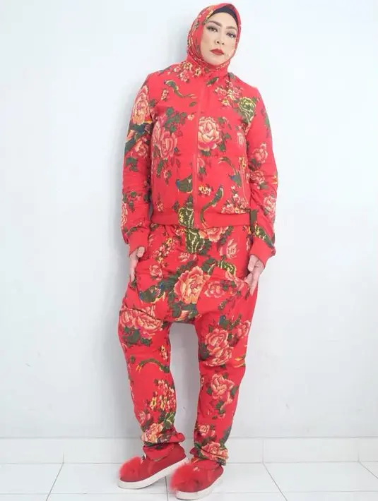 Heboh, unik dan cheerful menjadi gaya khas dari Melly di atas panggung. Berbagai jenis aksesoris sudah ia kenakan di penampilannya, dan kali ini ia memakai keluak yang biasa dipakai sebagai bumbu sayur rawon. (Instagram/melly_goeslaw)