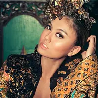 Agnez pun cukup sering mengenakan busana batik dan kebaya dalam beberapa kesempatan. Salah satunya ialah untuk sebuah video klip. Tentunya busana tersebut dari perancang busana ternama. (Liputan6.com/IG/@agnezmo)