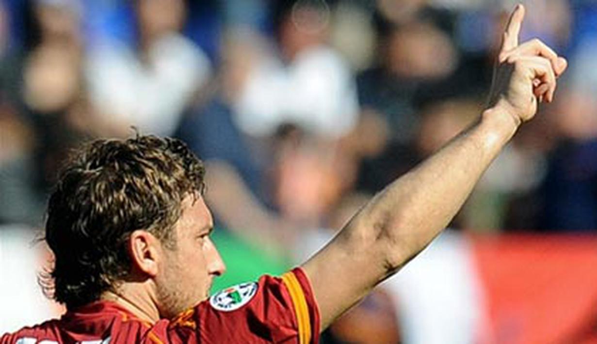 Striker AS Roma, Francesco Totti merespon sambutan dari suporter dalam lanjutan Serie A menghadapi Bologna pada 15 April 2009 di Stadio Olimpico. AFP PHOTO/Tiziana Fabi