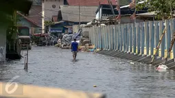 Sebanyak 447 bangunan yang terdiri dari 200 Kepala Keluarga akan direlokasi kesejumlah rusun seperti rusun muara baru pluit Jakarta Utara, Jakarta, Senin (2/1). (Liputan6.com/Faizal Fanani)