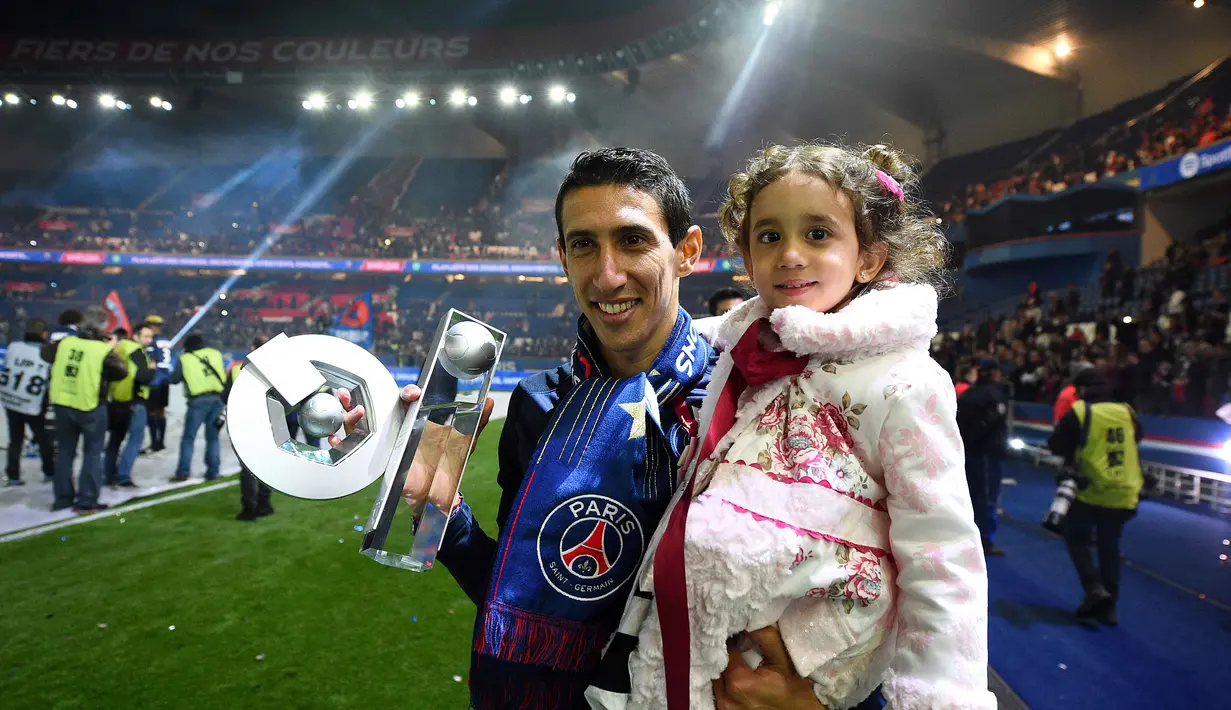 Angel Di Maria membawa anaknya ikut dalam perayaan juara liga prancis di Stadion Parc des Princes stadium, Paris,(14/5/2016).  (AFP/Franck Fife)