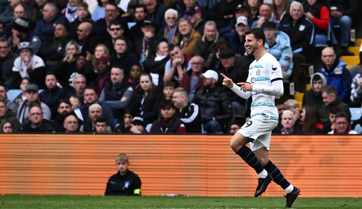 Di tengah serangan bertubi-tubi Aston Villa, Chelsea justru mampu menggandakan skor menjadi 2-0 pada menit ke-65. Mason Mount mencetak gol keduanya lewat eksekusi tendangan bebas langsung dari luar kotak penalti setelah sebelumnya ia dilanggar oleh Tyrone Mings. (AFP/Ben Stansall)