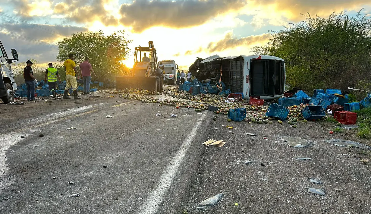 Sedikitnya 25 orang tewas dan enam luka-luka setelah sebuah minibus yang membawa wisatawan dari perjalanan pantai bertabrakan dengan sebuah truk. (ASCOM PMJ / AFP)