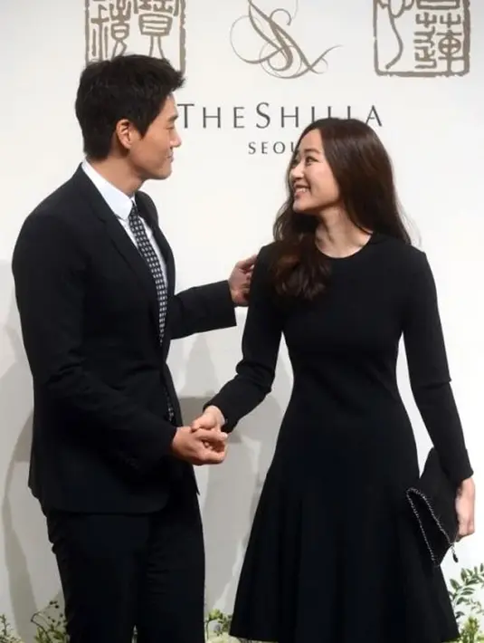 Yoo Ji Tae dan Kim Hyo Jin tampil kompak dengan mengenakan busana serba hitam. (Foto: koreaboo.com)