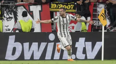 Bek Juventus Federico Gatti merayakan gol yang dicetaknya ke gawang Sevilla pada leg pertama semifinal Liga Europa 2022-2023 di Allianz Stadium, Jumat (12/5/2023) dini hari WIB. (Tano Pecoraro/LaPresse via AP)