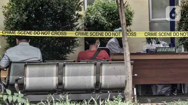FOTO: Keluarga Korban Kecelakaan Sriwijaya Air SJ 182 Datangi Posko Ante Mortem RS Polri
