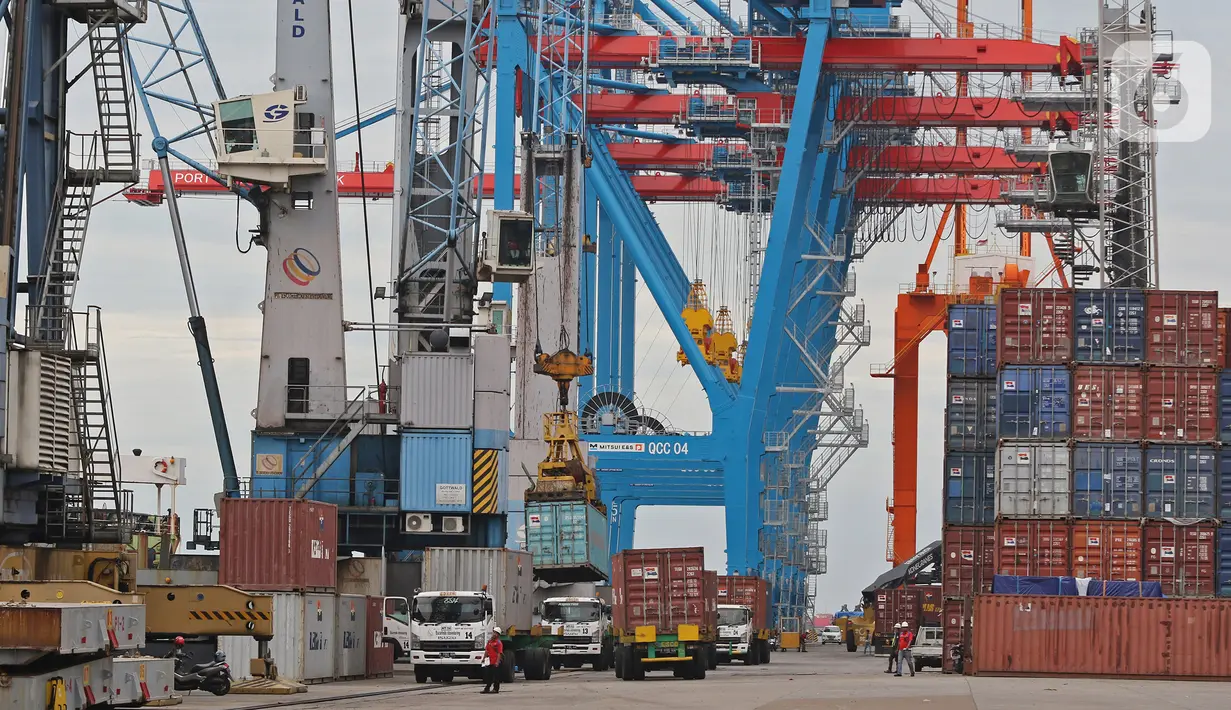 Aktivitas bongkar muat peti kemas di pelabuhan Tanjung Priok, Jakarta, Kamis (14/11/2019). Menteri Keuangan Sri Mulyani Indrawati menargetkan pertumbuhan ekonomi Indonesia tahun 2020 mencapai 5,3%. (Liputan6.com/Herman Zakharia)