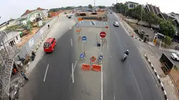 Kendaraan melewati proyek pembangunan MRT di kawasan Lebak Bulus, Jakarta, Kamis (23/7/2015). Kondisi jalan di Jakarta diprediksi akan normal pada 27 Juli mendatang pasca cuti bersama libur Lebaran selesai. (Liputan6.com/Helmi Afandi)