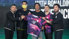 Ronaldinho (tengah) berfoto sambil memegang Jersey Rans Nusantara FC bersama Raffi Ahmad (kanan kedua), Rudy Salim (kanan), Dito Ariotedjo (kiri kedua), dan Roofi Ardian saat Grand Launching Jersey Rans Nusantara FC bersama Ronaldinho di Menara Mandiri Level 9, Sudirman, Jakarta, Jumat (24/06/2022). (Bola.com/Bagaskara Lazuardi)