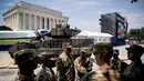 Salah satu dari dua kendaraan pengangkut lapis baja Bradley dipindahkan menuju Lincoln Memorial di Washington, Rabu (3/7/2019). Presiden Donald Trump berencana memamerkan Tank-tank tempur sebagai bagian dari perayaan Hari Kemerdekaan AS yang dikenal sebagai Fourth of July. (AP/ Andrew Harnik)