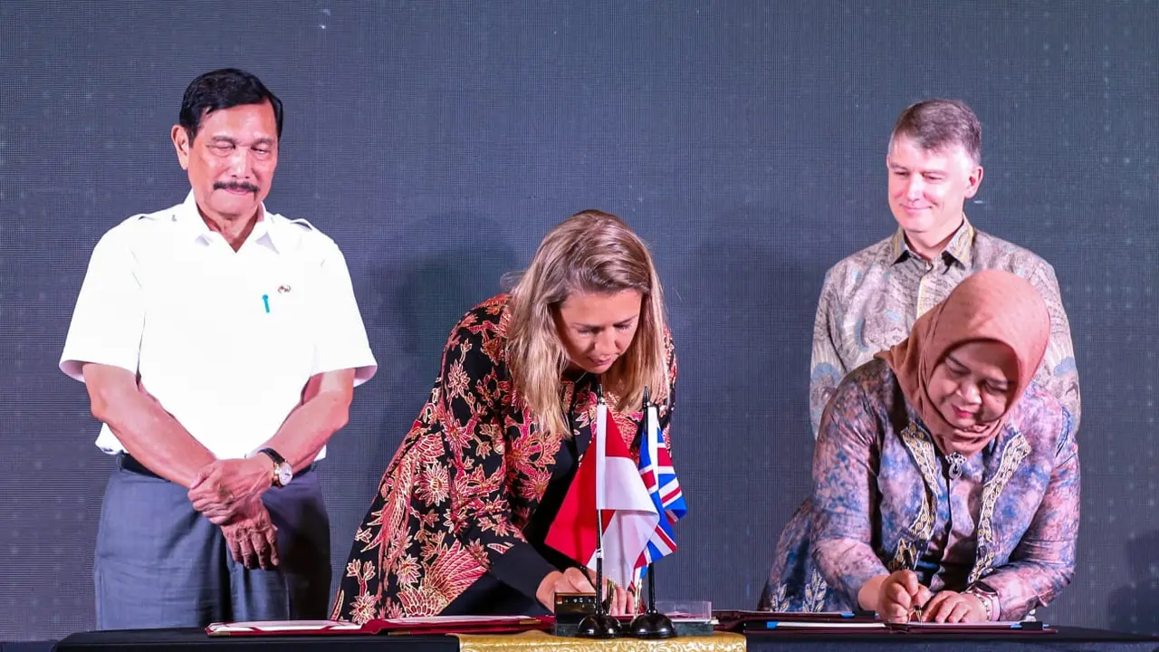 Menteri Koordinator Bidang Kemaritiman dan Investasi (Menko Marves) Luhut Binsar Pandjaitan dan Dubes Inggris untuk RI Owen Jenkins dalam penandatanganan menandatangani MOU UK PACT Carbon Pricing.
