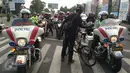 Elanto Wijoyono memalangkan sepedanya saat lampu lalu lintas menyala merah di Yogyakarta, Sabtu (15/8/2015). Elanto dan Andika mengaku merasa resah melihat berbagai pelanggaran lalu lintas yang dilakukan pengendara motor gede.  (foto: Suryo Wibowo)