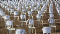 Seribu kursi yang melambangkan jumlah kematian virus corona diletakkan di Rabin Square, Tel Aviv, Senin (7/9/2020). Israel melewati tonggak sejarah 1.000 kematian baru akibat COVID-19 akhir pekan ini setelah jumlah korban meningkat tiga kali lipat selama musim panas. (AP Photo/Sebastian Scheiner)