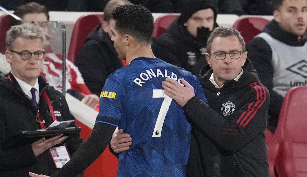 Reaksi Ronaldo tersebut membuat Rangnick harus kembali ke area teknis untuk memberikan penjelasan kepada bintang asal Portugal itu. (AP/Matt Dunham)