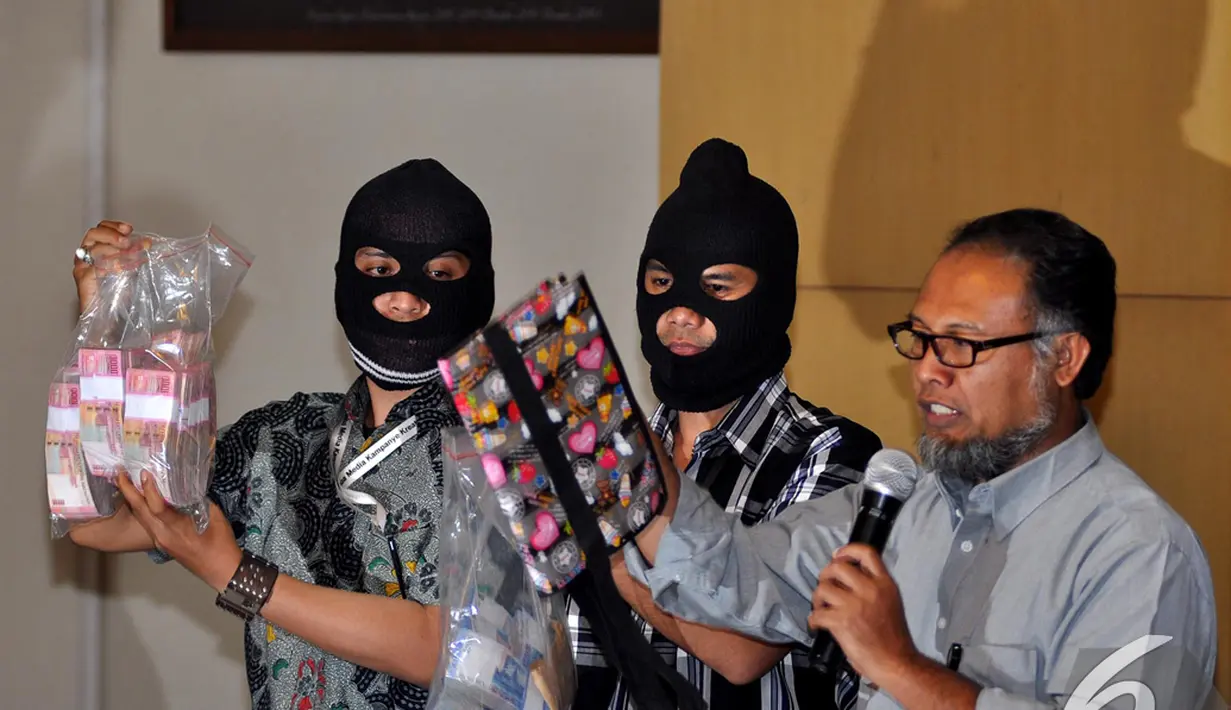 Wakil pimpinan Komisi Pemberantasan Korupsi Bambang Widjojanto memperlihatkan barang bukti operasi tangkap tangan Ketua DPRD Bangkalan Fuad Amin Imron di gedung KPK, Jakarta, Selasa (02/12/2014). (Liputan6.com/Miftahul Hayat)