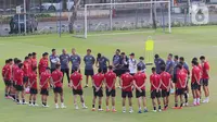 Sejumlah pemain Timnas Indonesia mengikuti sesi latihan di Lapangan A Gelora Bung Karno Senayan, Jakarta, Senin (9/10/2023). (Liputan6.com/Angga Yuniar)