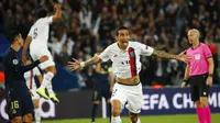 Penyerang Paris Saint-Germain, Angel Di Maria, melakukan selebrasi usai membobol gawang Real Madrid pada laga Liga Champions di Stadion Parc des Princes, Rabu (18/9/2019). PSG menang 3-0 atas Real Madrid. (AP/Francois Mori)