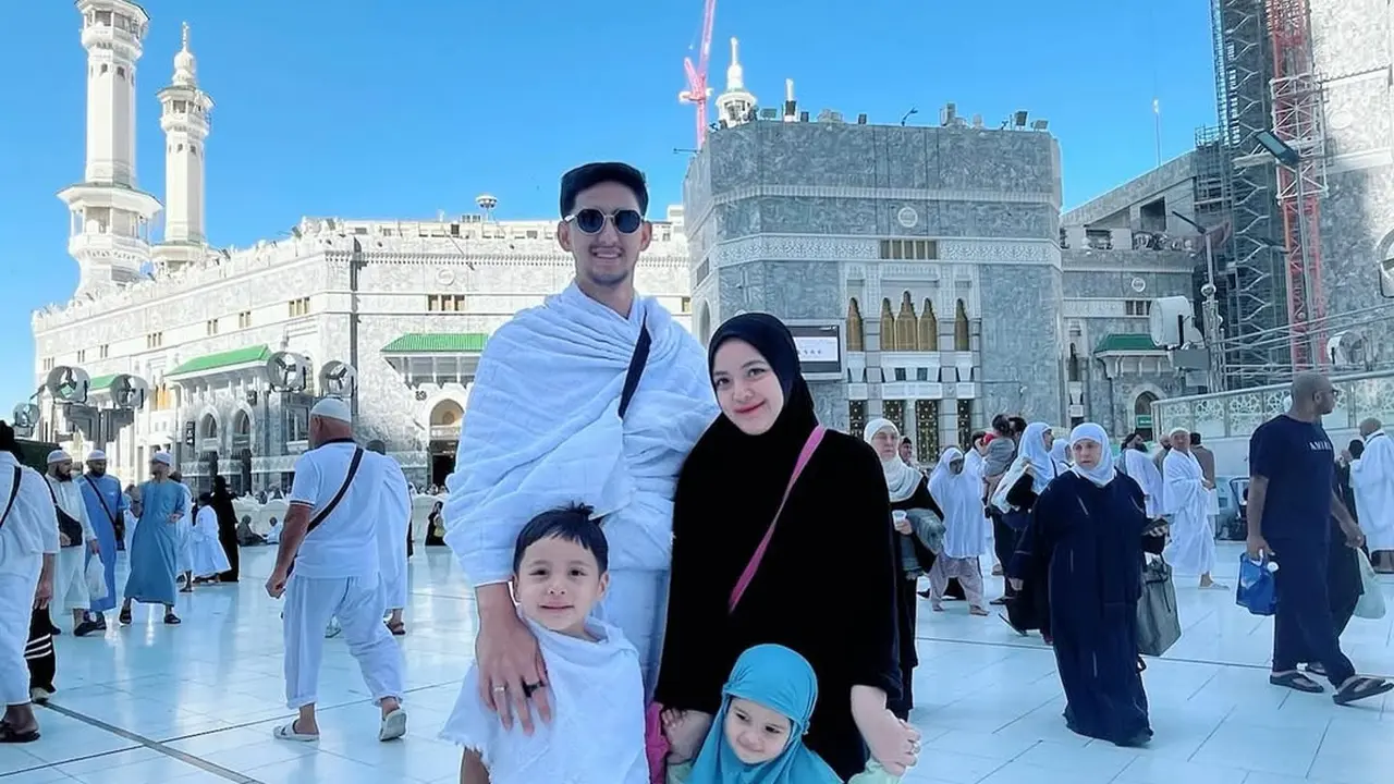 Potret Tasya Kamila umrah sekeluarga (credit: instagram/tasyakamila)