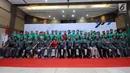 Ketua Umum PSSI, Edy Rahmayadi (tengah) berfoto bersama Timnas Indonesia U-22 saat pelepasan di Makostrad, Jakarta, Kamis (10/8). Edy Rahmayadi resmi melepas Timnas U-22 dan Futsal berlaga di SEA Games 2017. (Liputan6.com/Helmi Fithriansyah)