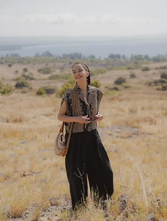 Penampilan manis Raline Shah pakai atasan berkerah lengan pendek dari tenun yang berwarna kecokelatan,dipadu dengan jinny pants berwarna hitam. [Foto: Instagram/ralineshah]