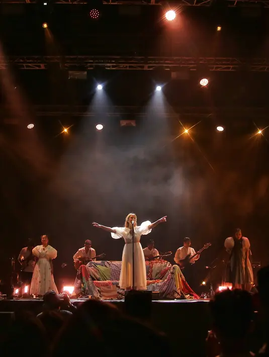 Penampilan Nadin Amizah di We The Fest 2024. [Foto: Adrian Putra/Fimela]