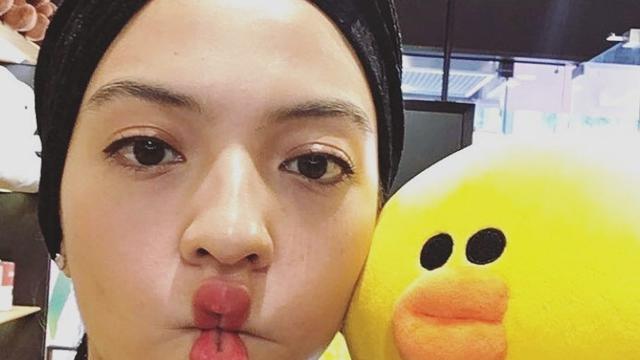 6 Foto 'Duck Face' ala Raline Shah, Tetap Cantik Memesona