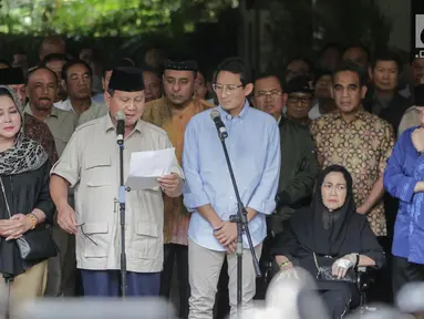 Capres dan Cawapres 02 Prabowo Subianto- Sandiaga Uno menggelar konferensi pers sikapi penetapan hasil pemilu di Jakarta, Selasa (21/5). Dalam konferensi pers nya,  pasangan capres dan cawapres 02 tersebut menolak hasil rekapitulasi dari KPU  dan akan menggugat ke MK. (Liputan6.com/Faizal Fanani)